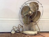 とても古い昔の扇風機。<br>真鍮製でしょうか、良い色合いです。